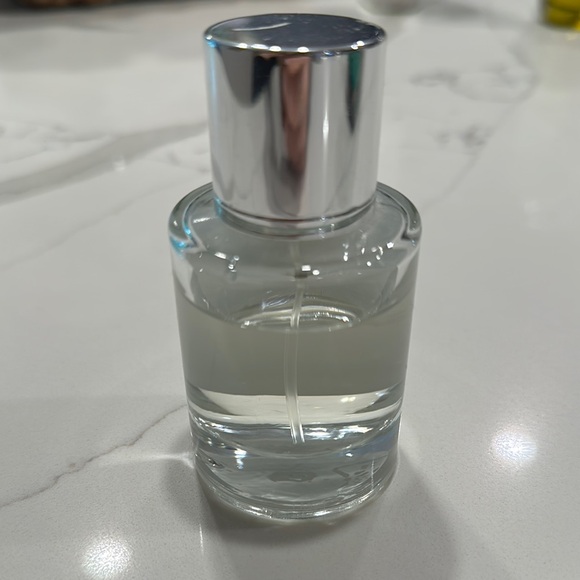 Ambery Saffron Perfume by - Silver Cap - Picture 3 of 3